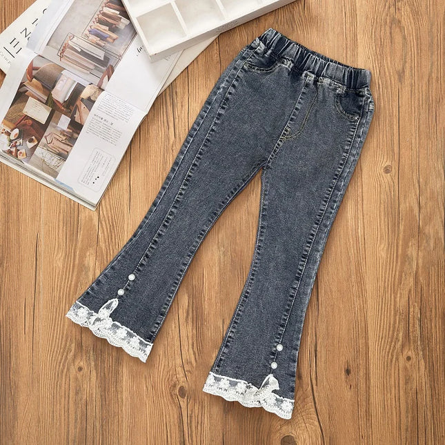 Girls’ flared denim pants. -  Pantalones vaqueros acampanados para niña