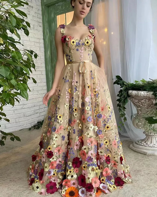 Elegant 3D flower mesh lace dress. -Vestido elegante con flores 3D y encaje de malla