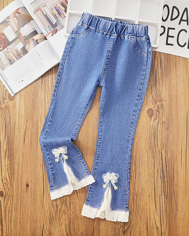 Girls’ flared denim pants. -  Pantalones vaqueros acampanados para niña