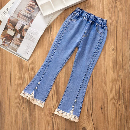 Girls’ flared denim pants. -  Pantalones vaqueros acampanados para niña
